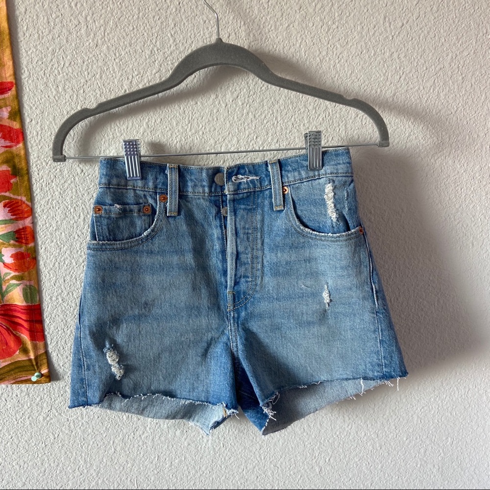 Levis ribcage shorts